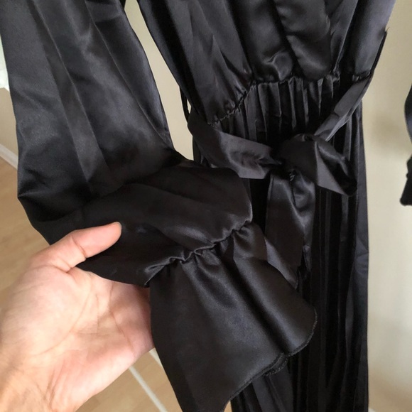 BNWT Black Satin Maxi Dress with Pleats BOOHOO Size 4 - Picture 5 of 7
